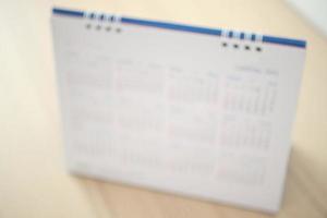 flou page de calendrier gros plan sur fond de table en bois concept de réunion de rendez-vous de planification d'entreprise photo