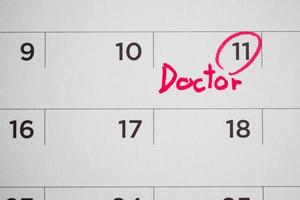 calendrier de rendez-vous important chez le médecin écrire sur la page de calendrier blanc date gros plan photo