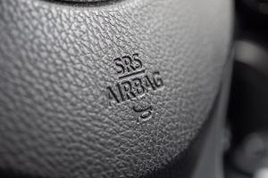 signe d'airbag de sécurité sur le volant de voiture avec l'icône de klaxon photo