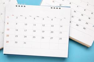 page de calendrier gros plan sur fond bleu concept de réunion de rendez-vous de planification d'entreprise photo