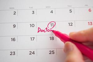 calendrier de rendez-vous important chez le médecin écrire sur la page de calendrier blanc date gros plan photo