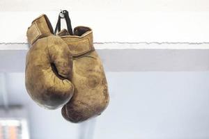 gants de boxe professionnels antiques, détail d'objet de sport photo