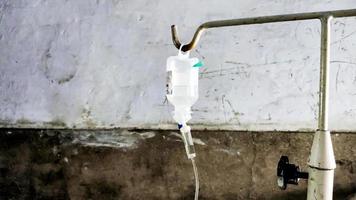 vue des flacons de perfusion pour l'administration de médicaments chez les patients dans les hôpitaux photo