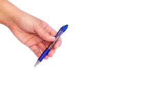Main féminine tenant un stylo à bille bleu sur fond blanc photo
