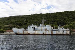 un navire de guerre rouillé à l'embarcadère, au large de la mer Adriatique. photo