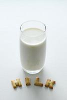 un verre de lait avec inscription des cookies sur fond blanc. photo