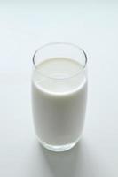 un verre de lait sur le fond blanc. photo