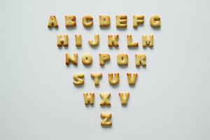 un alphabet anglais des cookies sur le fond blanc. photo