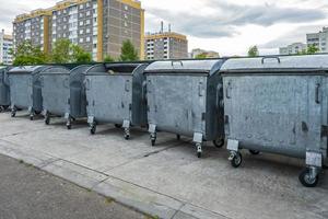 poubelles métalliques pour la collecte séparée des déchets dans une zone densément peuplée de la ville photo