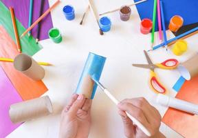 étape 1. lapin en papier bricolage à partir d'un rouleau de papier toilette. artisanat facile pour les enfants sur fond blanc, idée de bricolage simple à partir d'un tube de toilette, concept de recyclage. idées cadeaux, déco pour le printemps, pâques. photo