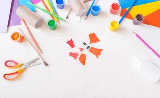 étape 2. idée de bricolage facile pour les enfants. rouleau de papier toilette tube jouet poussin bébé sur fond blanc avec du papier de couleur. décoration de pâques créative respectueuse de l'environnement photo