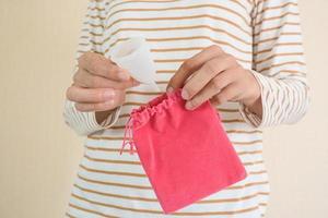 gros plan de mains de jeune femme tenant une coupe menstruelle dans la salle de bain. photo