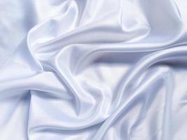 fond de texture de tissu froissé blanc. rideau de soie avec des vagues de pli pour la conception photo