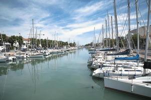 le long port ocanal de rimini en italie. photo