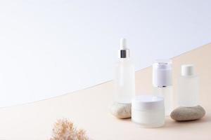 produits cosmétiques de soins de la peau avec des pierres et des pampas sur fond blanc et beige. gros plan, espace de copie photo