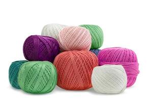 boules de laine multicolores, fil sur fond blanc isolé. fait main, passe-temps, tricot. copie espace photo