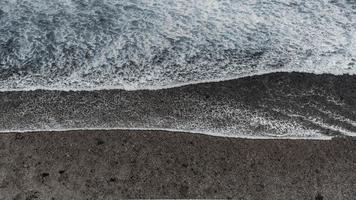 vue aérienne de la mer claire frappant la plage de sable, photo d'arrière-plan