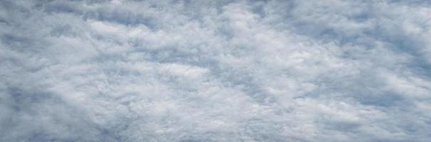 texture de nuages floconneux, fond de ciel nuageux, cloudscape gris de grande taille de bannière photo