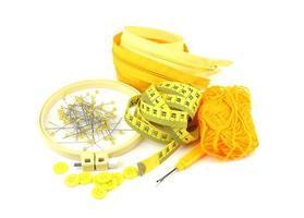 épingle jaune, bouton, fil, fermeture à glissière et outils de couture photo
