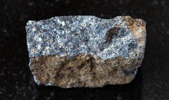 roche brute de sphalérite de minerai de zinc sur fond noir photo