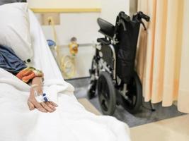 un patient se reposant sur le lit d'hôpital recevant des soins médicaux photo