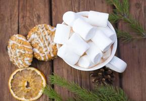 cacao chaud sucré avec des guimauves, boisson de noël d'hiver sur fond en bois. photo