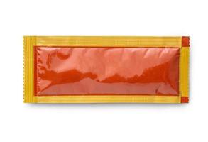 Paquet de sachet de sauce tomate ketchup isolé sur fond blanc photo