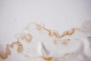 toit de plafond endommagé par l'eau dans une vieille maison abandonnée. photo