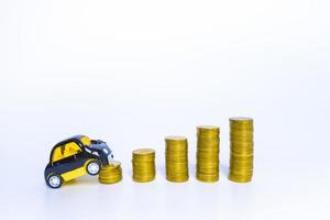 concept d'économie d'argent et pile de pièces d'argent sur la voiture, les prêts bancaires coûtent la finance. assurance, achat de concept de financement automobile. photo