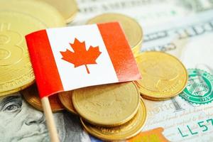 pile de pièces d'argent avec le drapeau du canada, concept bancaire financier photo