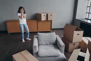 femme perplexe bouleversée locataire sortant d'un logement loué. concept d'expulsion, de relocalisation et de stress photo