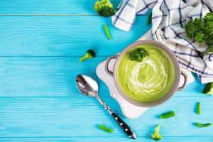 soupe à la crème végétarienne au brocoli et aux pois. déjeuner de régime sain. vue de dessus photo