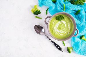 soupe à la crème végétarienne au brocoli et aux pois. déjeuner de régime sain. vue de dessus photo