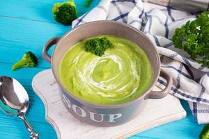 soupe à la crème végétarienne au brocoli et aux pois. déjeuner de régime sain photo