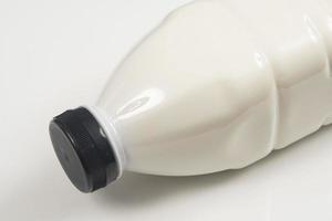 Pot à lait en plastique de 1 litre sur fond blanc photo