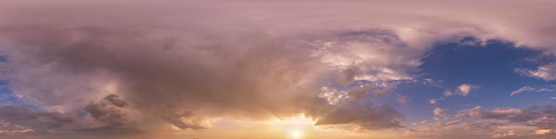 soir ciel bleu foncé panorama hdr 360 avec de beaux nuages blancs en projection transparente avec zénith pour une utilisation dans les graphiques 3d ou le développement de jeux comme dôme du ciel ou modifier le tir de drone pour le remplacement du ciel photo