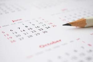crayon blanc sur fond de calendrier concept de réunion de rendez-vous de planification d'entreprise photo