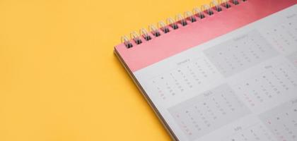 page de calendrier sur fond jaune concept de réunion de rendez-vous de planification d'entreprise photo