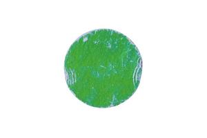 Ancienne étiquette autocollante en papier adhésif rond vert isolé sur fond blanc photo