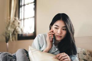 jeune adulte seule femme célibataire utilisant un smartphone le matin pour la télémédecine et la santé mentale. photo