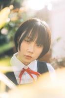 portrait de jeune femme adulte en uniforme d'étudiant japonais à l'extérieur le jour photo