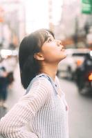 portrait de jeune femme asiatique adulte avec la mode japonaise de style années 80 à la ville en plein air photo