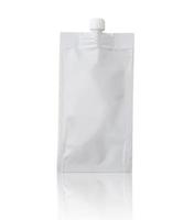 Sachet de crème cosmétique blanc vierge avec capuchon en plastique isolé sur fond blanc photo