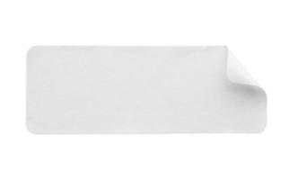 Étiquette autocollante en papier blanc vierge isolée sur fond blanc photo