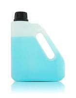 gallon en plastique avec liquide bleu sur fond blanc photo