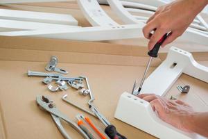 assembler des meubles à l'aide d'un tournevis à la maison photo