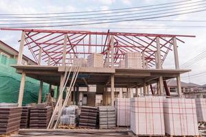 construction d'une nouvelle maison résidentielle en cours sur le chantier photo