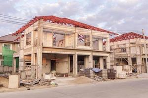 construction d'une nouvelle maison résidentielle en cours sur le chantier photo