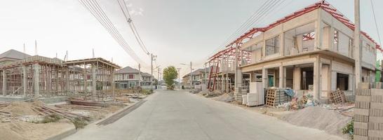 construction d'une nouvelle maison résidentielle en cours sur le chantier photo