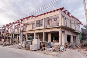 construction d'une nouvelle maison résidentielle en cours sur le chantier photo